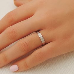 18K Alianza Oro Blanco Bordes Brillo Y Centro Tallado. Ancho: 3,5 Mm