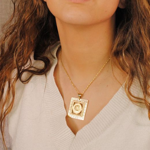 18K Colgante Oro Amarillo Cuadrado Medusa Y Grecas Con Circonita 37X37 Mm