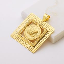 18K Colgante Oro Amarillo Cuadrado Medusa Y Grecas Con Circonita 37X37 Mm
