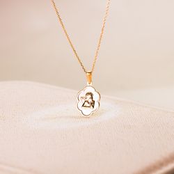 18K Colgante Oro Amarillo Nube Con Angel Burlon Y Nacar Blanco 15 X 12 Mm