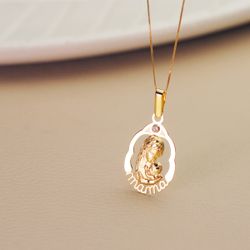18K Colgante Oro Amarillo Virgen Madre Con Palabra "Mama". Medida: 23X15 Mm