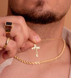 18K Cruz Oro Amarillo Con Cristo En Brillo Con Bordes 26 X 17 Mm