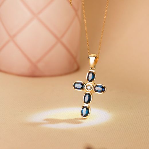18K Cruz Oro Amarillo Diamante 0.045 Qts. Zafiros Difusion 6X4 Mm 3.10 Qts. Vs2-G 28X19 Mm