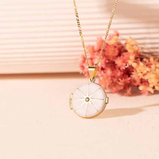 18K Guardapelo Dije Portafotos Redondo Oro Amarillo Esmalte Blanco Diamante 0.035 Qtes. 21 Mm