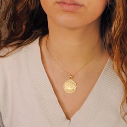 18K Medalla Oro Amarillo Corona Con Borde De Greca Calada. 27 Mm