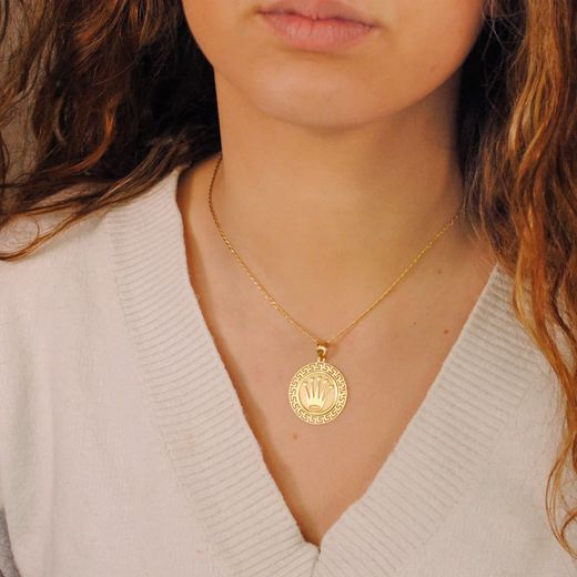 18K Medalla Oro Amarillo Corona Con Borde De Greca Calada. 27 Mm