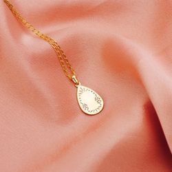 18K Medalla Oro Amarillo Gota Con Nacar Blanco Y Virgen Niña 19X12 Mm