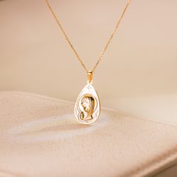 18K Medalla Oro Amarillo Gota Con Nacar Blanco Y Virgen Niña 19X12 Mm