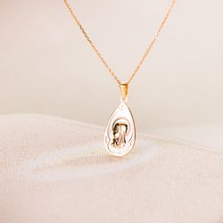 18K Medalla Oro Amarillo Gota Con Nacar Blanco Y Virgen Niña 21 X 14 Mm