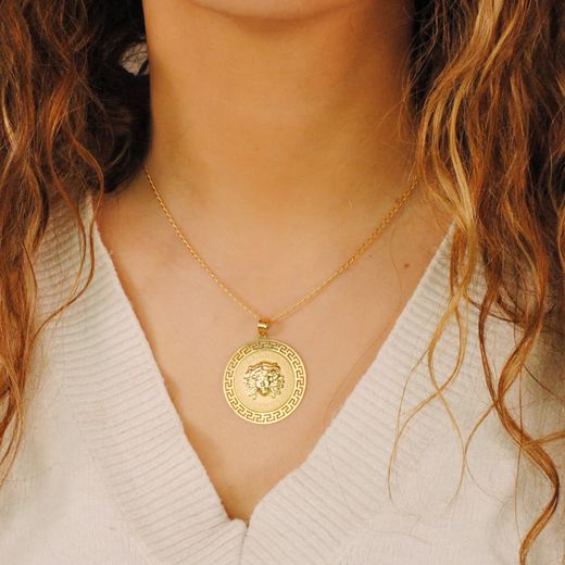 18K Medalla Oro Amarillo Medusa Con Borde Calada Y Greca Matizada 33 Mm
