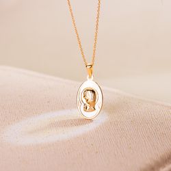 18K Medalla Oro Amarillo Oval Con Nacar Blanco Y Virgen Niña 17 X 12 Mm