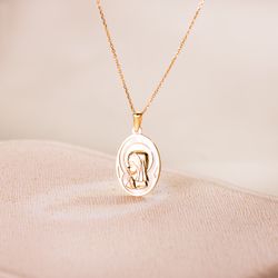 18K Medalla Oro Amarillo Ovalada Con Nacar Blanco Y Virgen Niña 17X12 Mm