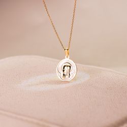 18K Medalla Oro Amarillo Redonda Con Nacar Blanco Y Virgen Niña. 15 Mm