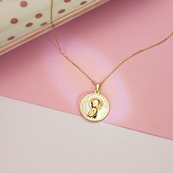 18K Medalla Oro Amarillo Redonda Con Nacar Blanco Y Virgen Niña. 18 Mm