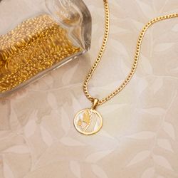 18K Medalla Oro Amarillo Virgen Niña Nacar Redonda 17 Mm