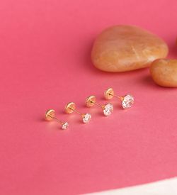 18K Pendientes Oro Amarillo 4 Garras Con Circonita. Ancho: 4 Mm Cierre Tuerca