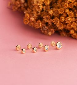 18K Pendientes Oro Amarillo Chaton Con Circonita. Medida: 5 Mm. Cierre Tuerca