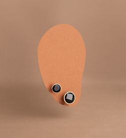 18K Pendientes Oro Amarillo Chaton Con Circonita Negra. Ancho: 6,2 Mm. Cierre Presion
