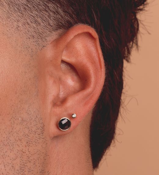 18K Pendientes Oro Amarillo Chaton Con Circonita Negra. Ancho: 8,5 Mm. Cierre Presion