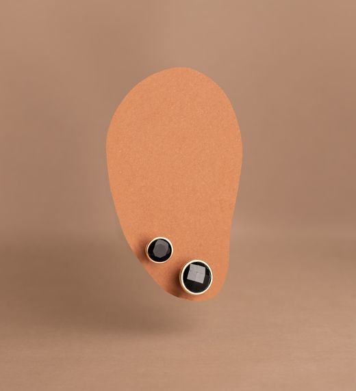 18K Pendientes Oro Amarillo Chaton Con Circonita Negra. Ancho: 8,5 Mm. Cierre Presion