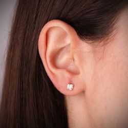 18K Pendientes Oro Amarillo Circonita Cuadrada Con 4 Garras. Ancho: 3,5Mm. Cierre Tuerca