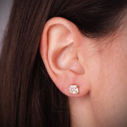 18K Pendientes Oro Amarillo Circonita Cuadrada Con 4 Garras. Ancho: 6Mm. Cierre Tuerca
