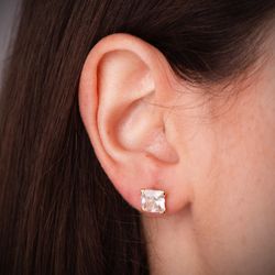 18K Pendientes Oro Amarillo Circonita Cuadrada Con 4 Garras. Ancho: 7Mm. Cierre Presion