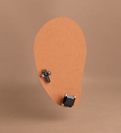 18K Pendientes Oro Amarillo Circonitas Negras Cuadradas Con 4 Garras. Ancho: 7Mm. Cierre Presion