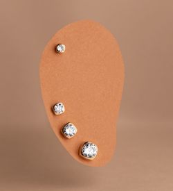 18K Pendientes Oro Amarillo Cuadrados Con Circonita. Medida: 4X4Mm. Cierre Tuerca