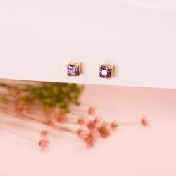 18K Pendientes Oro Amarillo Cuadrados Piedra Color Amatista 5,5 X 5,5 Mm. Cierre Presion