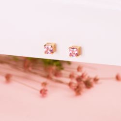 18K Pendientes Oro Amarillo Cuadrados Piedra Color Rosa 5,5 X 5,5 Mm. Cierre Presion