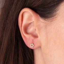 18K Pendientes Oro Amarillo Flor Brillo Calada 5 X 5 Mm. Cierre Tuerca