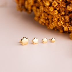 18K Pendientes Oro Amarillo Flor Lisa Brillo. 4,5 X 4,5 Mm. Cierre Tuerca