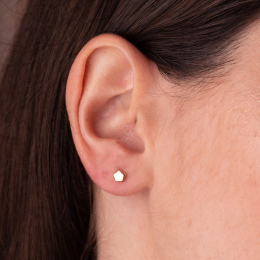 18K Pendientes Oro Amarillo Flor Lisa Brillo. 4,5 X 4,5 Mm. Cierre Tuerca