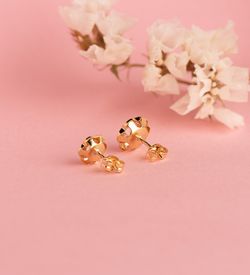18K Pendientes Oro Amarillo Flor Orla Tallada Circonita. Medida: 7Mm Cierre Presion
