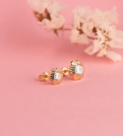 18K Pendientes Oro Amarillo Flor Orla Tallada Circonita. Medida: 7Mm Cierre Presion