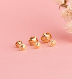 18K Pendientes Oro Amarillo Flor Orla Tallada Circonita. Medida: 7Mm Cierre Tuerca