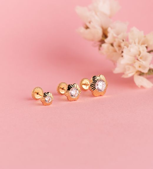 18K Pendientes Oro Amarillo Flor Orla Tallada Circonita. Medida: 7Mm Cierre Tuerca