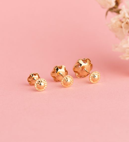 18K Pendientes Oro Amarillo Flor Orla Tallada Circonita. Medida: 9Mm Cierre Tuerca