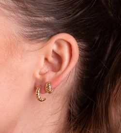 18K Pendientes Oro Amarillo Gallones En Brillo. Medida: 11 X 6 Mm. Cierre Presion