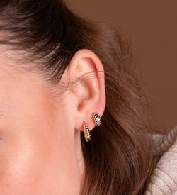 18K Pendientes Oro Amarillo Gallones En Brillo. Medida: 15 X 5 Mm. Cierre Presion