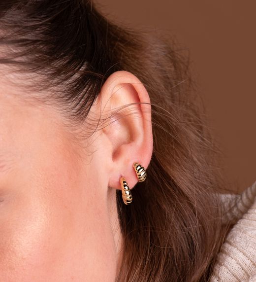 18K Pendientes Oro Amarillo Gallones En Brillo. Medida: 15 X 5 Mm. Cierre Presion
