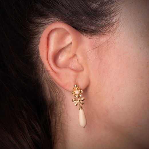 18K Pendientes Oro Amarillo Lazo Marfil. Medida: 33X10 Mm. Cierre Catalan