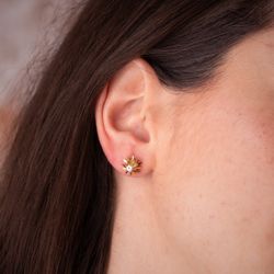 18K Pendientes Oro Amarillo Macizos 2 Diamantes 0,200 Qtes. Medida: 9X9Mm. Cierre Presion