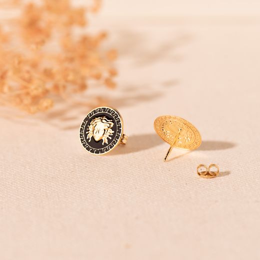 18K Pendientes Oro Amarillo Medusa Y Borde De Greca Esmalte Negro. Ancho: 12 Mm. Cierre Presion