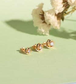 18K Pendientes Oro Amarillo Nudo Con Circonita. Medida: 7X7 Mm. Cierre Presion