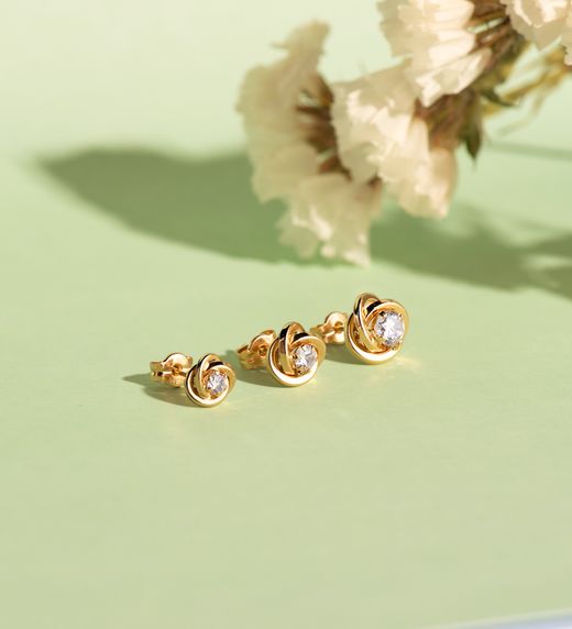 18K Pendientes Oro Amarillo Nudo Con Circonita. Medida: 7X7 Mm. Cierre Presion