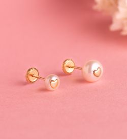 18K Pendientes Oro Amarillo Perla Con Interior De Corazon. Medida: 7 Mm. Cierre Tuerca