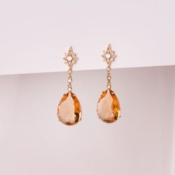 18K Pendientes Oro Amarillo Piedra Pera Color Champagne. 41 X 13 Mm Cierre Presion