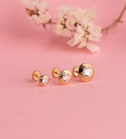 18K Pendientes Oro Amarillo Redondos Orla Tallada Circonita. Medida: 5,5Mm Cierre Tuerca